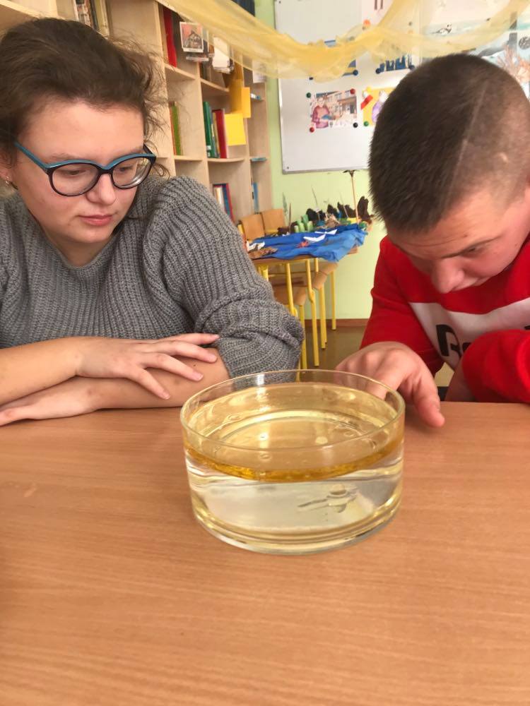 dwoje uczniów robi eksperyment