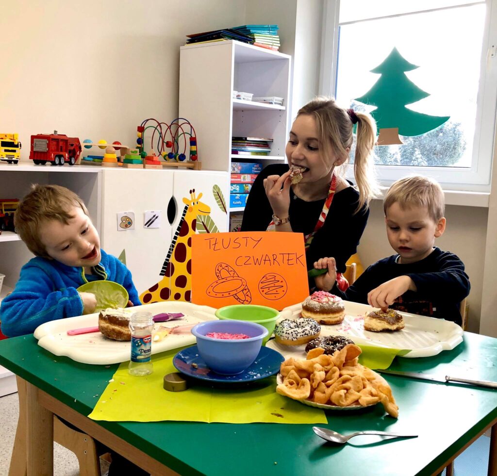 Dzieci jedzą pączki