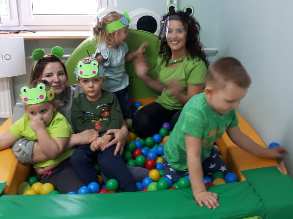 Dzieci w basenie z piłeczkami