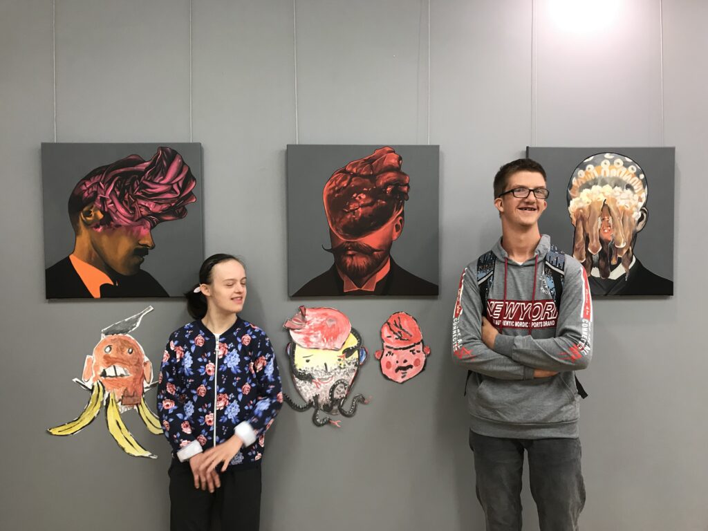 dwoeje uczniów na wernisażu malarstwa